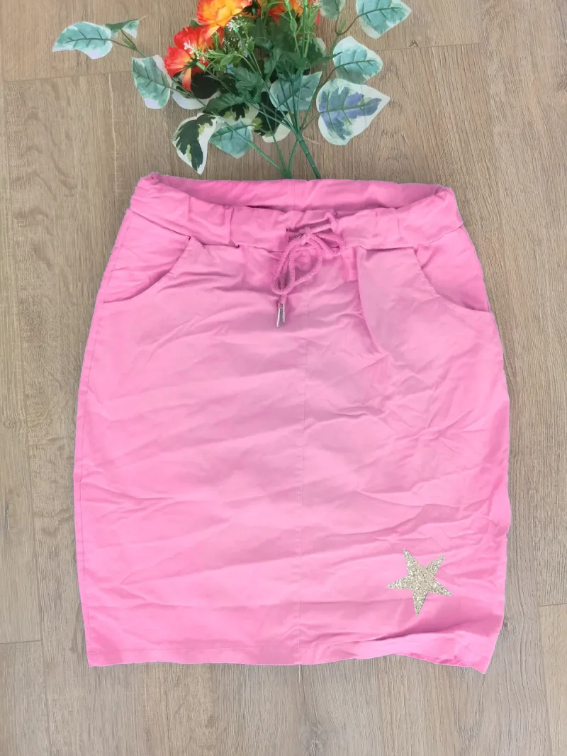 Gerader Rock mit Tasche und Sternaufnäher.