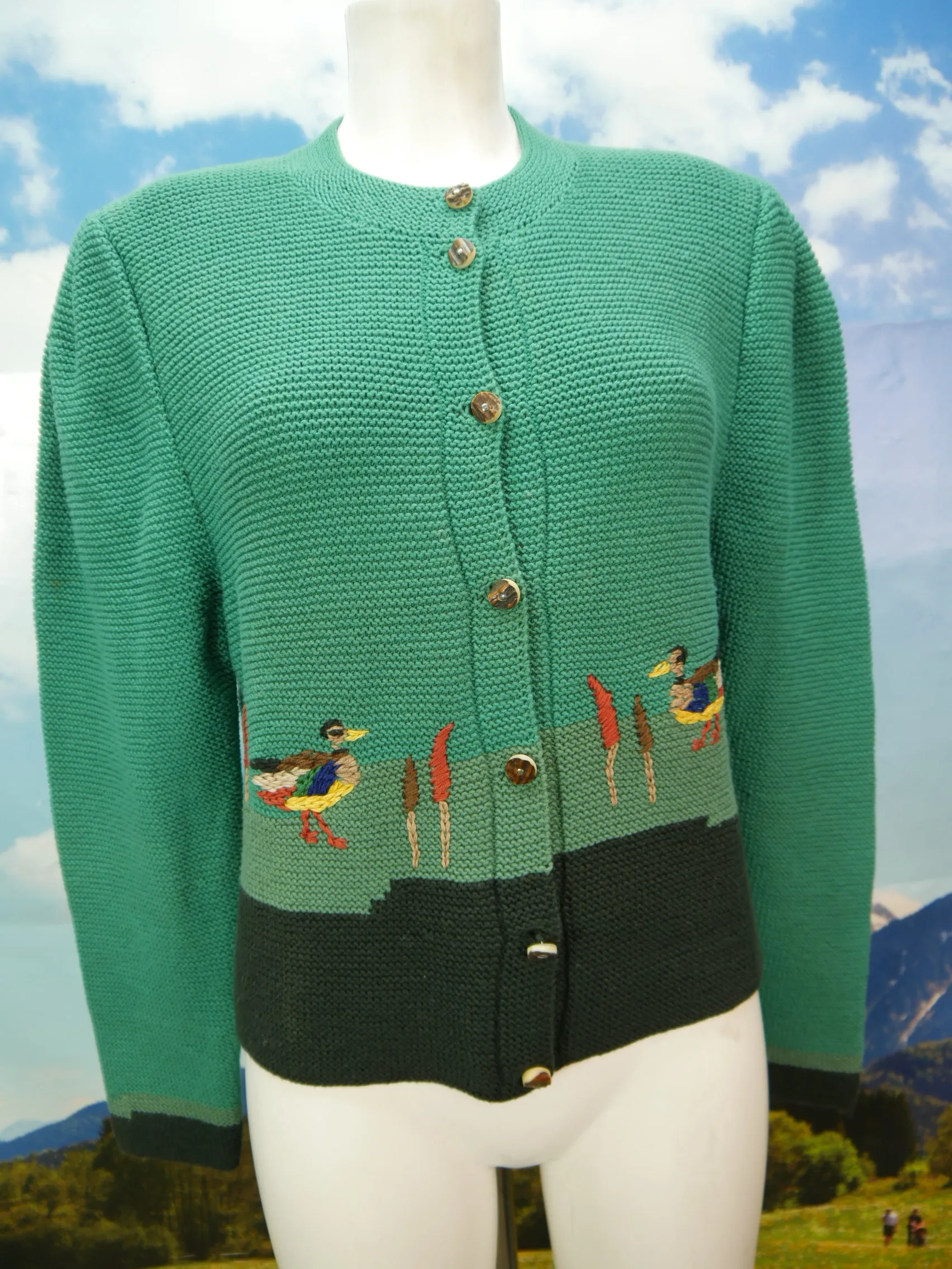Handgestrickte grüne Strickjacke mit Stickerei klasse Trachtenjacke Jacke Gr.38