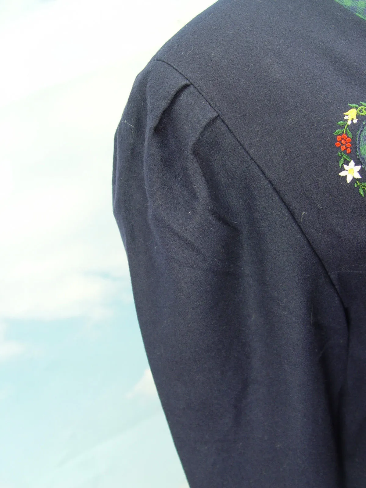 mit feiner Stickerei und Herzleknöpfe Loden Janker Jacke Trachtenjacke Gr.44