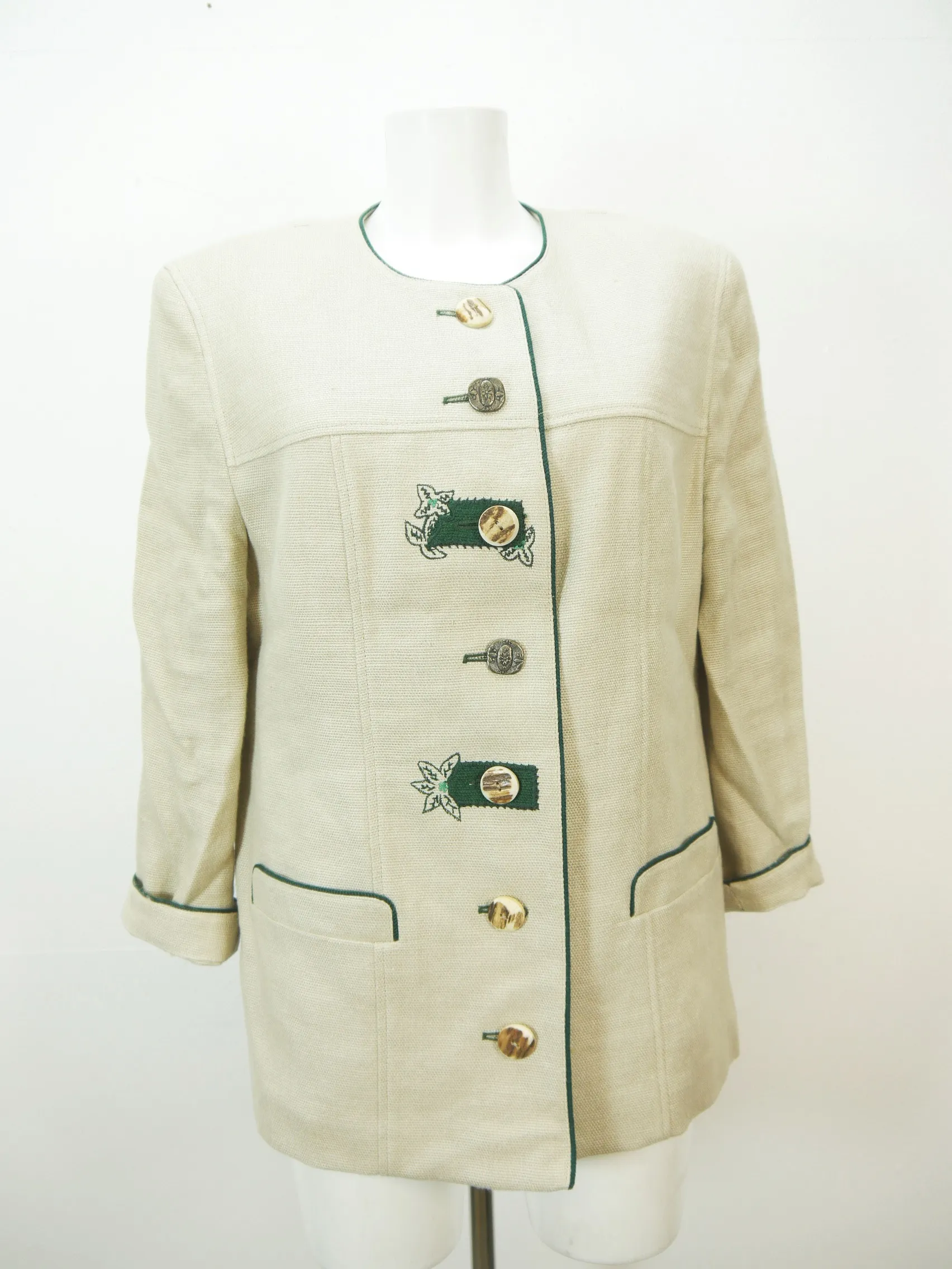 Petressa beige mit Applikation unbeschreibliche Damen Leinen Trachtenjacke Gr.40