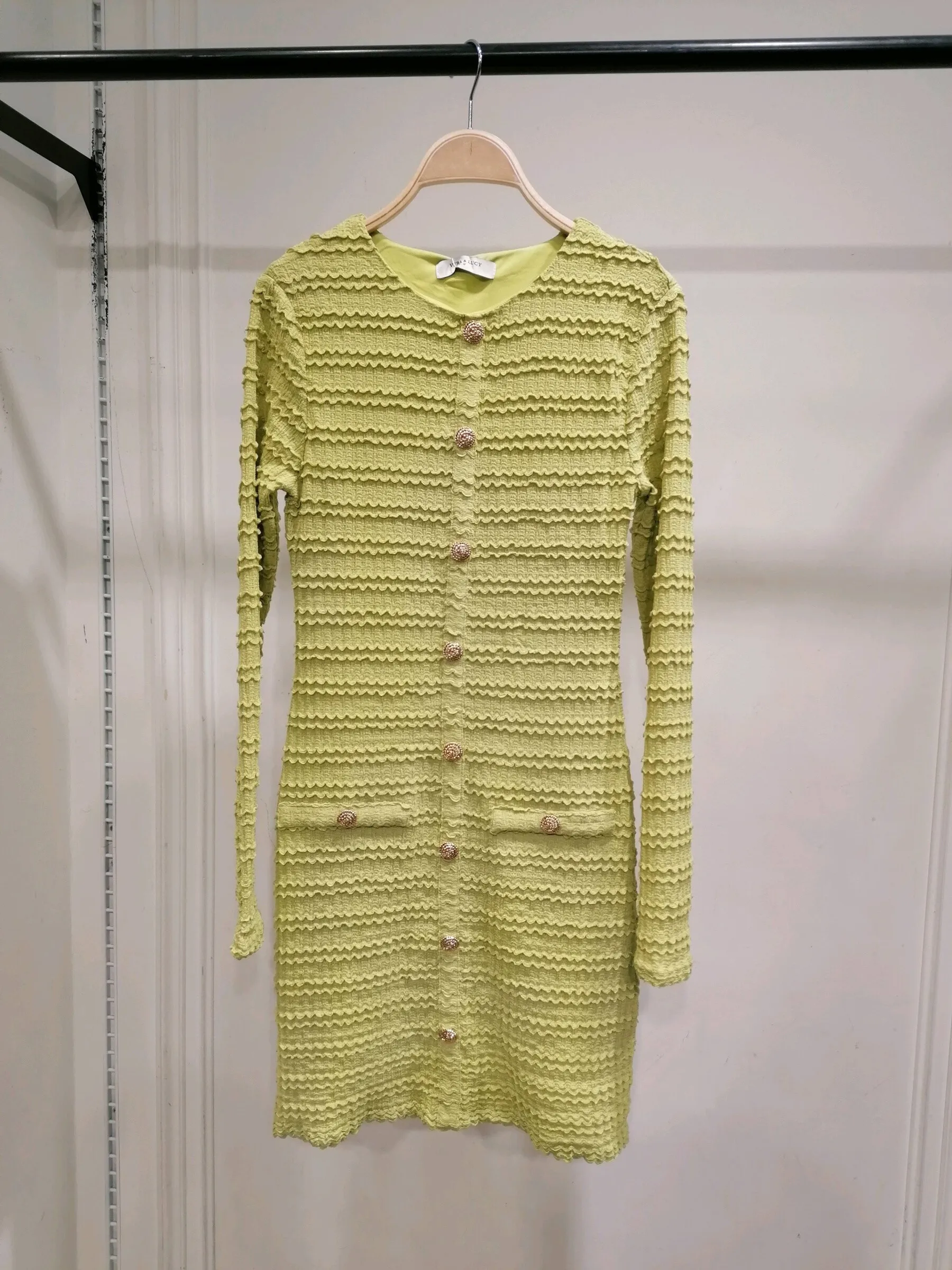 Strukturiertes Kleid mit langen Ärmeln